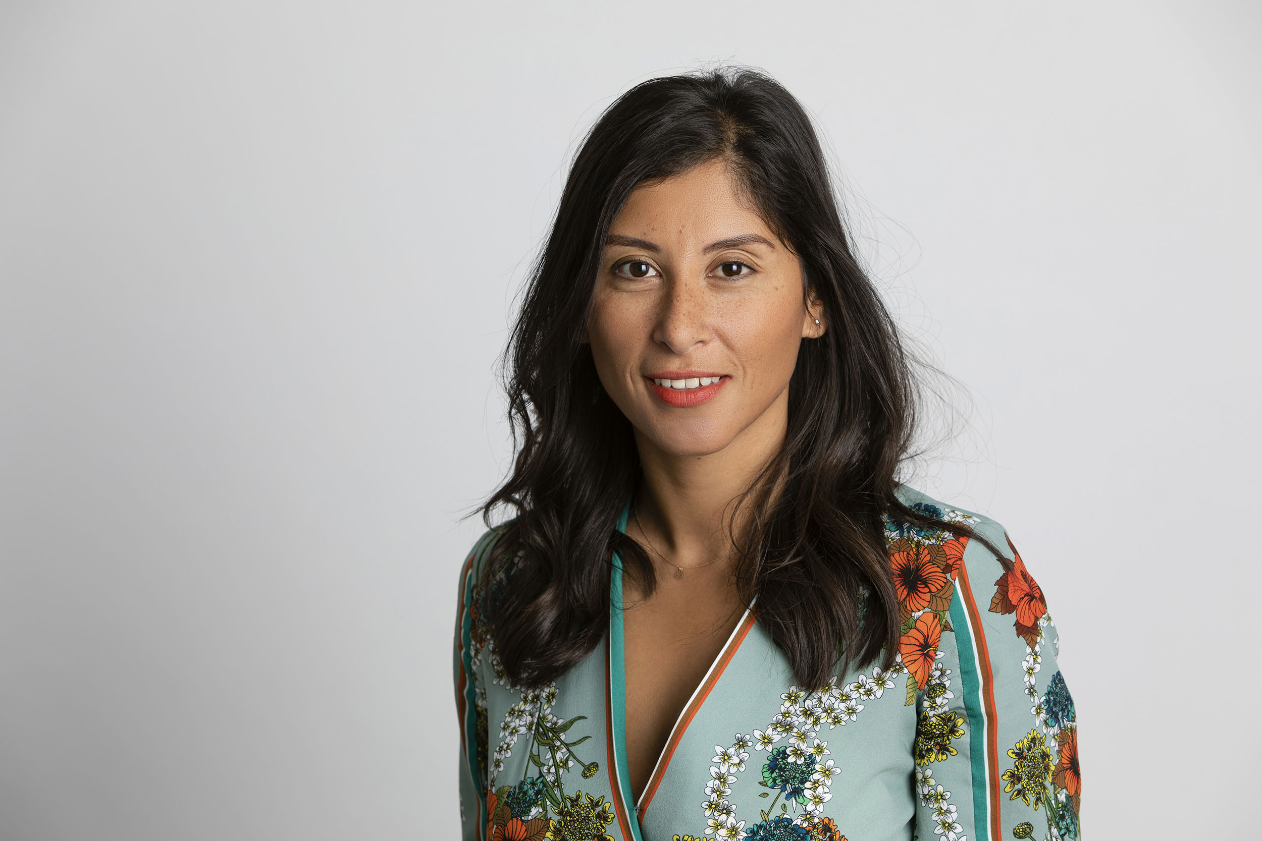 Photographie de portrait corporate en couleur d'une femme réalisée en studio mobile installé dans les locaux du commanditaire. Client : Abbvie à Rungis.