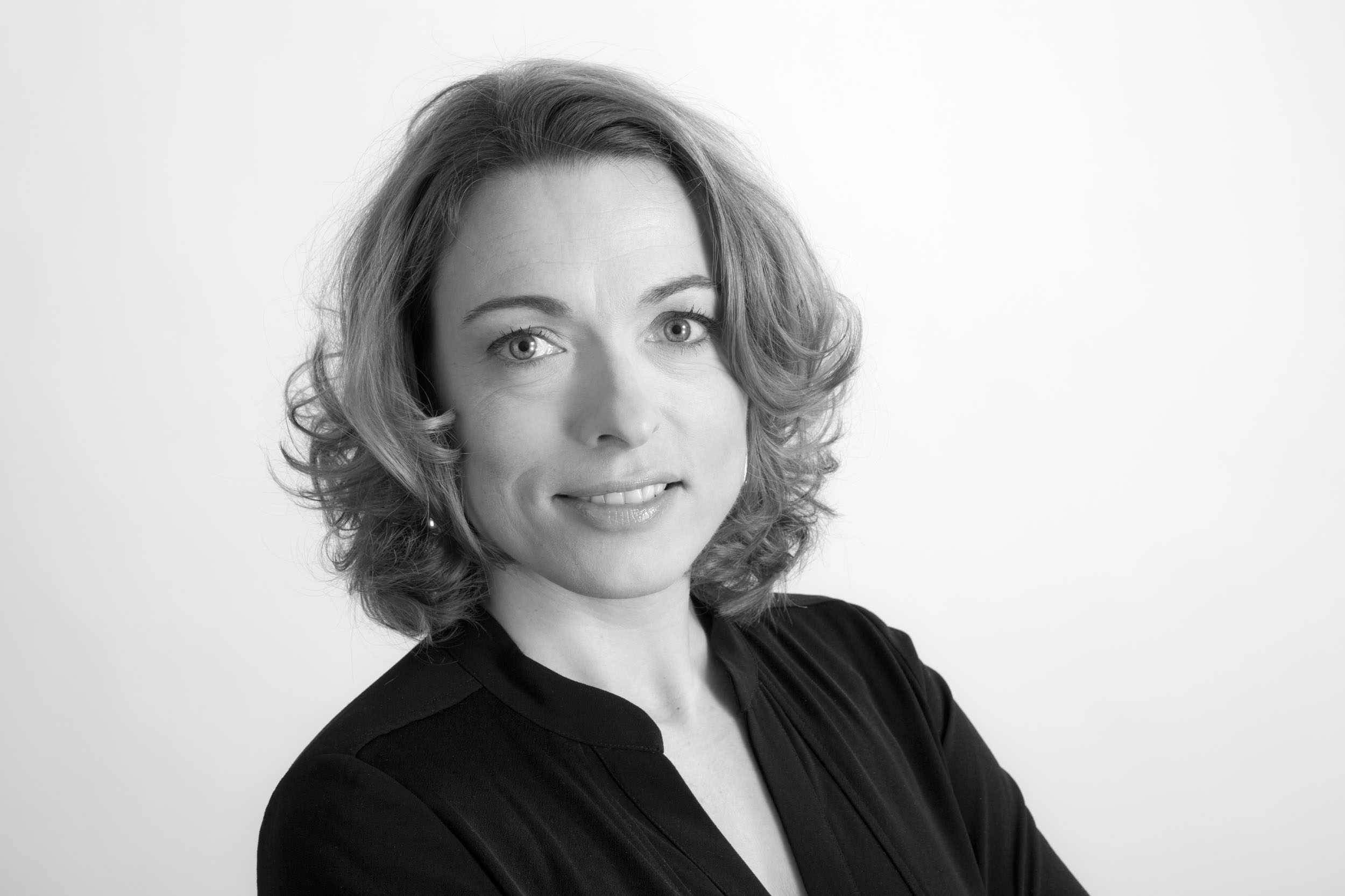Portrait de profil réseau social en noir et blanc d'une femme sur fond blanc réalisée par un photographe portraitiste professionnel en studio