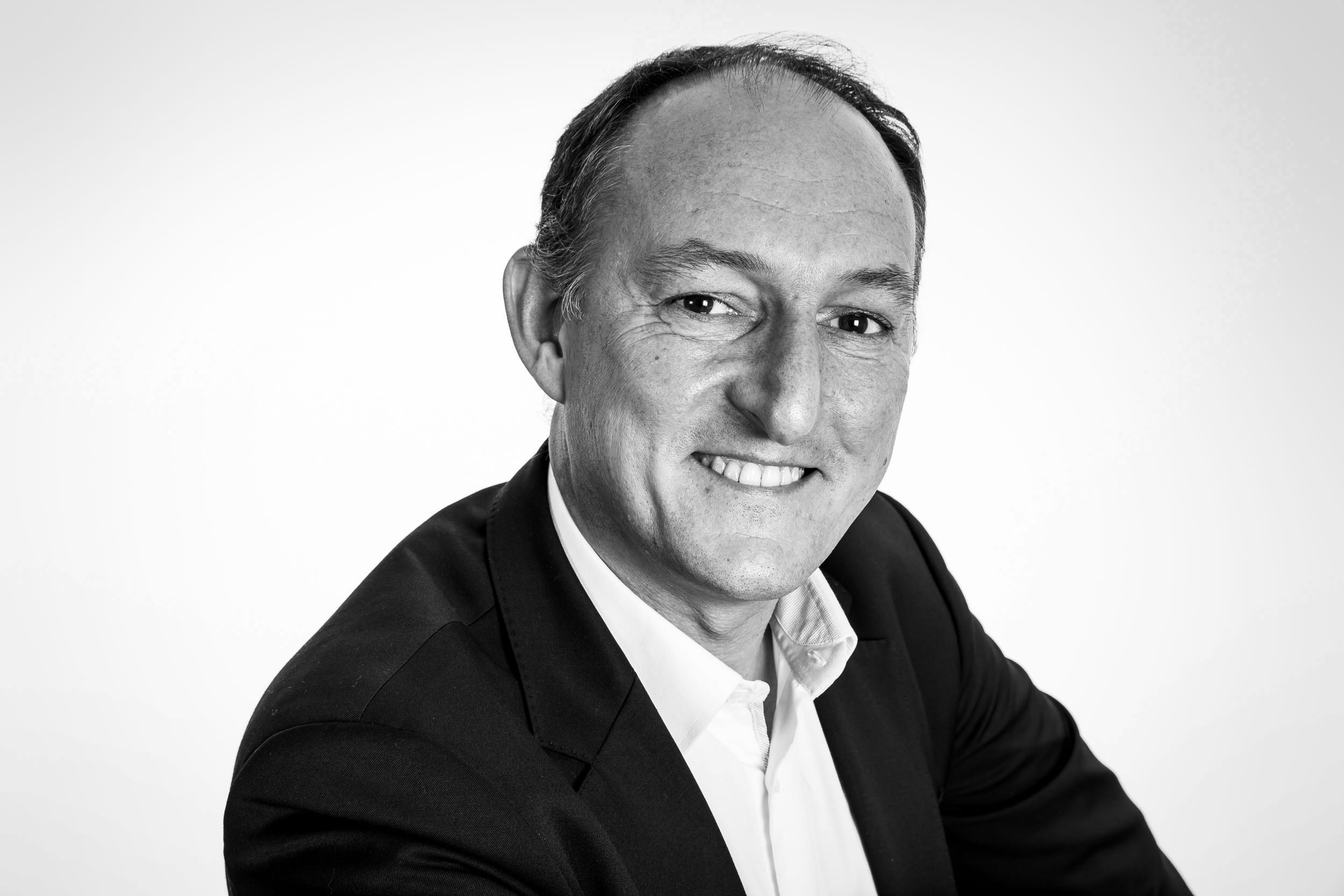 Portrait de Monsieur Yann Montfort en noir et blanc sur fond blanc réalisé en studio, cadrage tête-épaules
