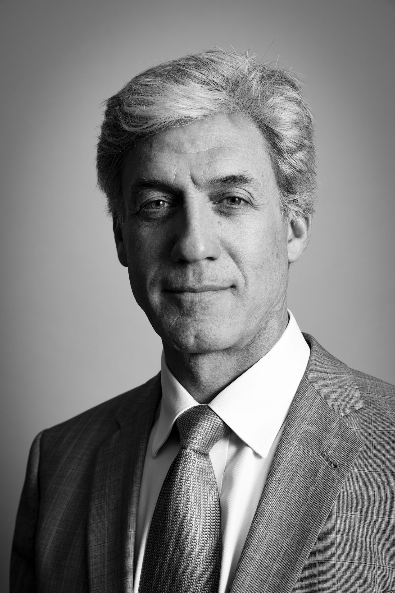 Portrait de profil réseau social classique en noir et blanc d'un homme en costume et cravate sur fond gris dégradé en studio