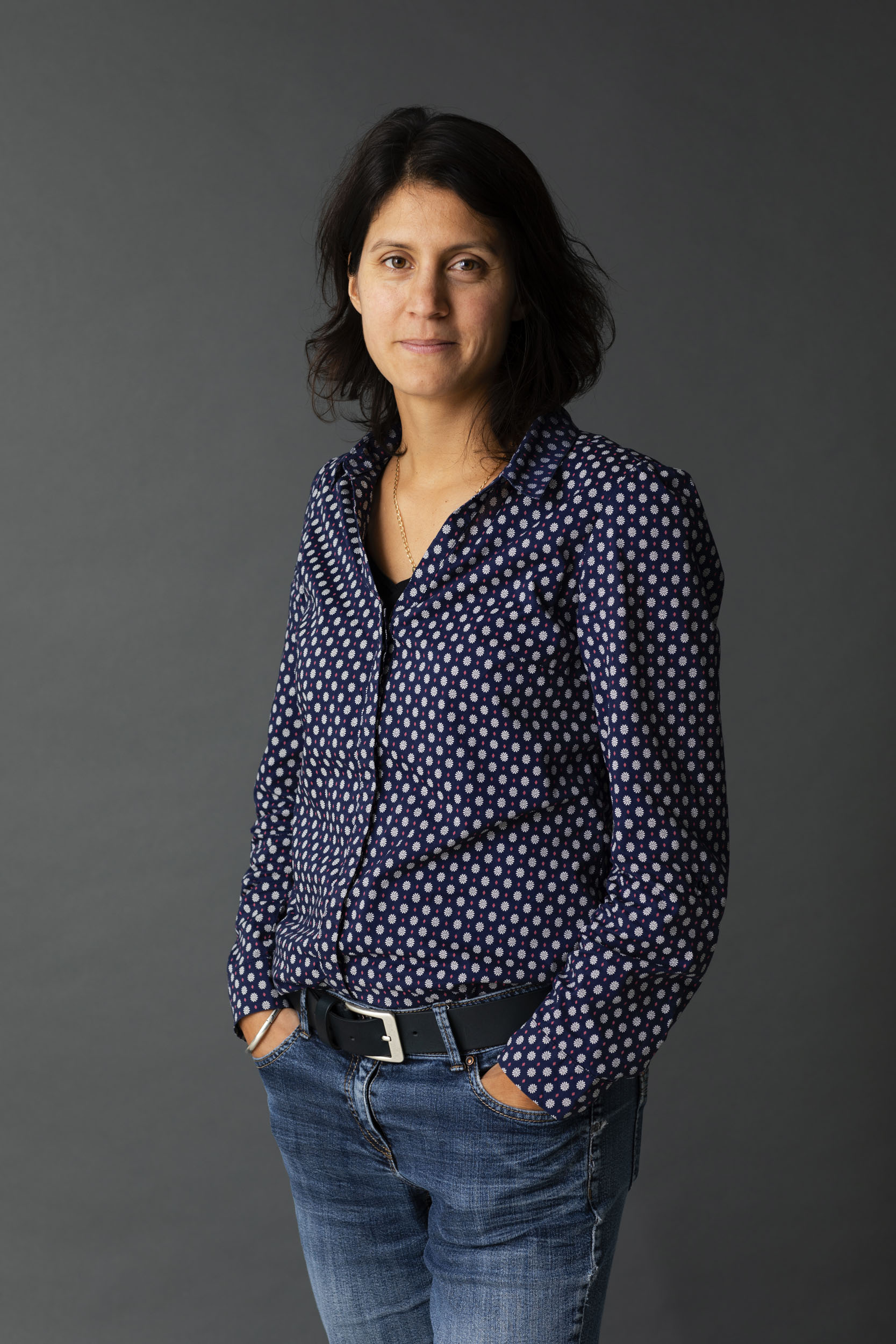 Portrait en plan américain réalisé en studio mobile sur fond gris. Photo de portrait commandée par la société Terabilis & Développement.