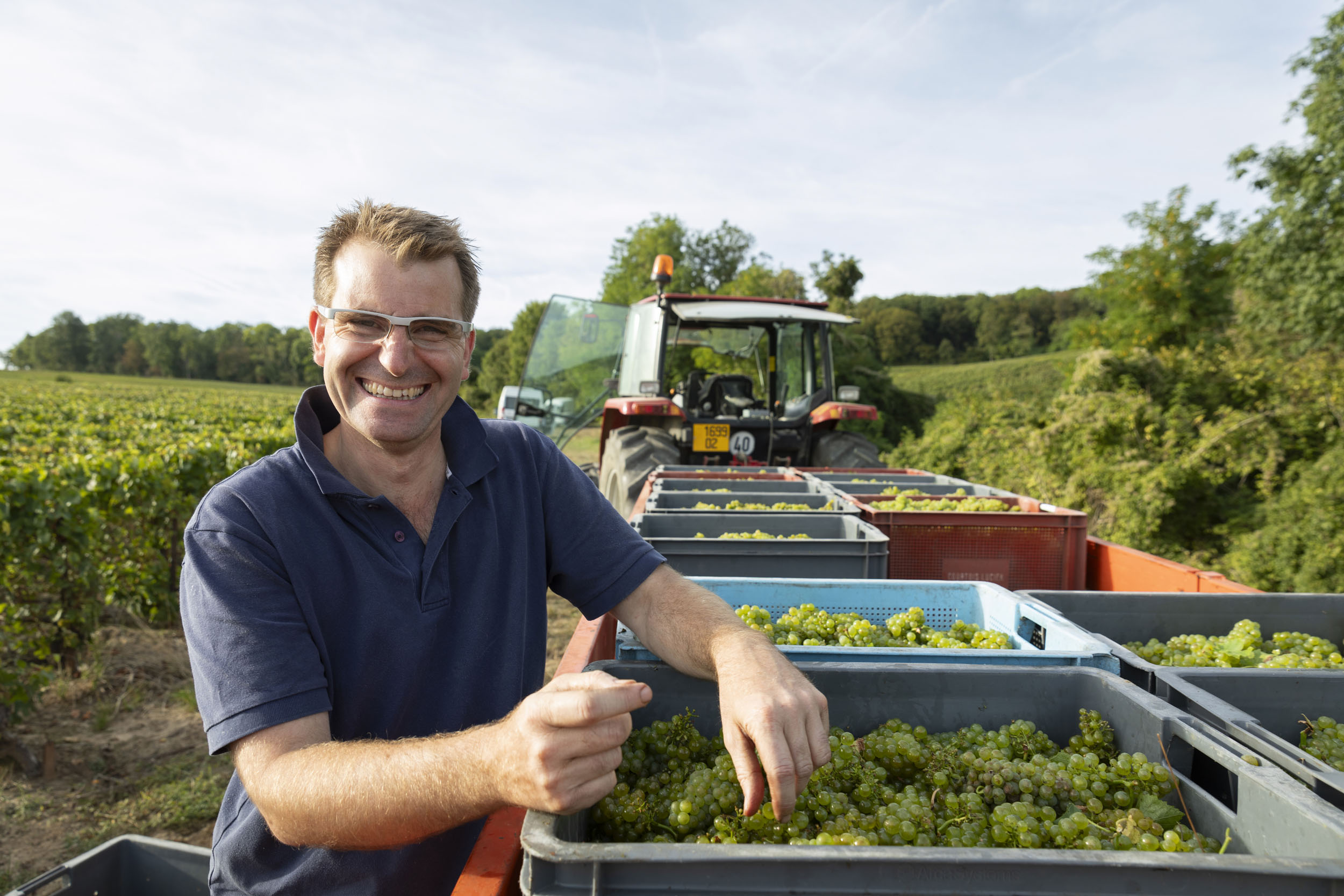 Portrait de M. Michaël Courtois pendant les vendanges. Reportage photo commandé par Les Champagnes Pierre Courtois à Crouttes-sur-Marne.