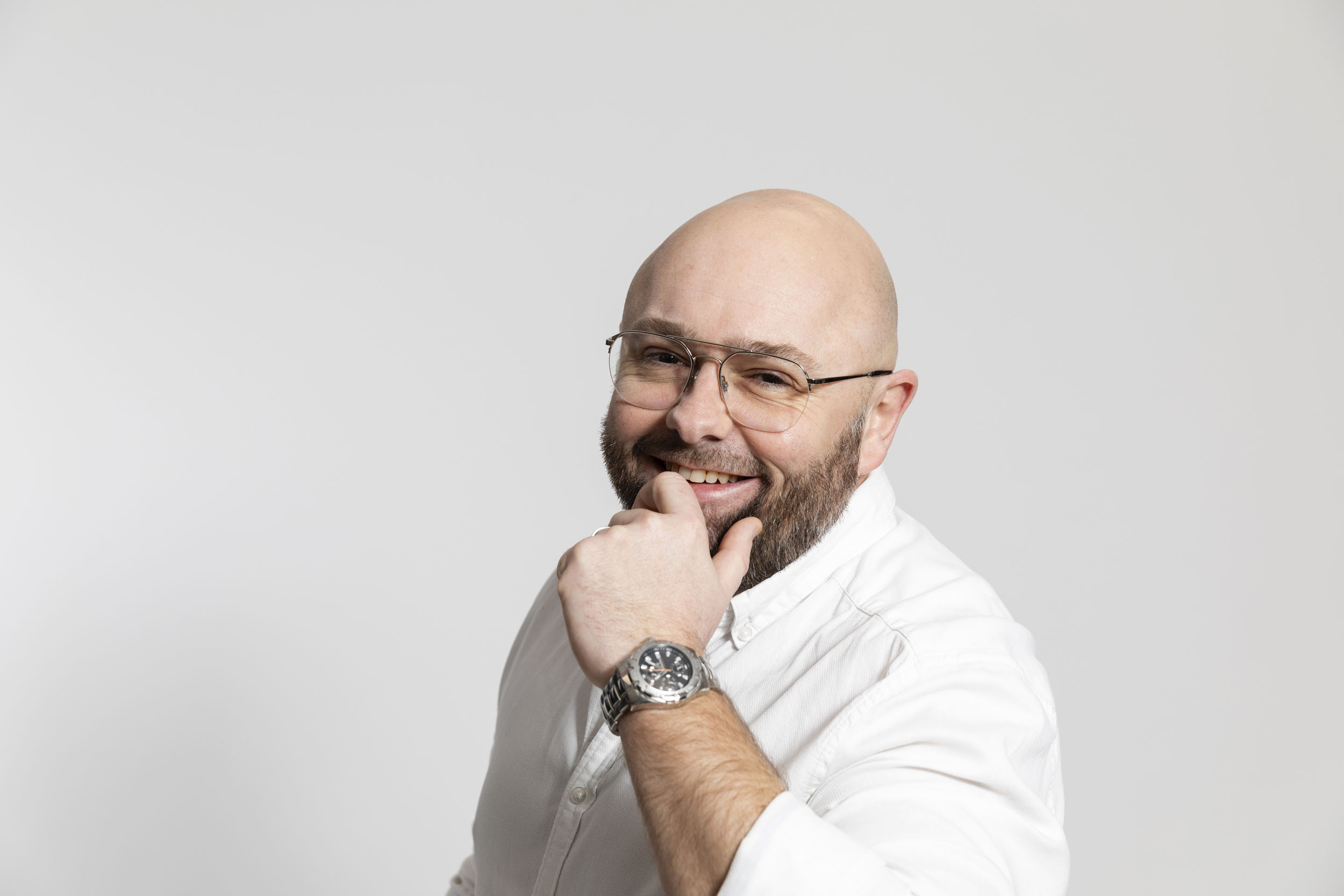 Portrait corporate réalisé en studio mobile sur fond blanc. Photo de portrait commandée par la société Cerfrance.