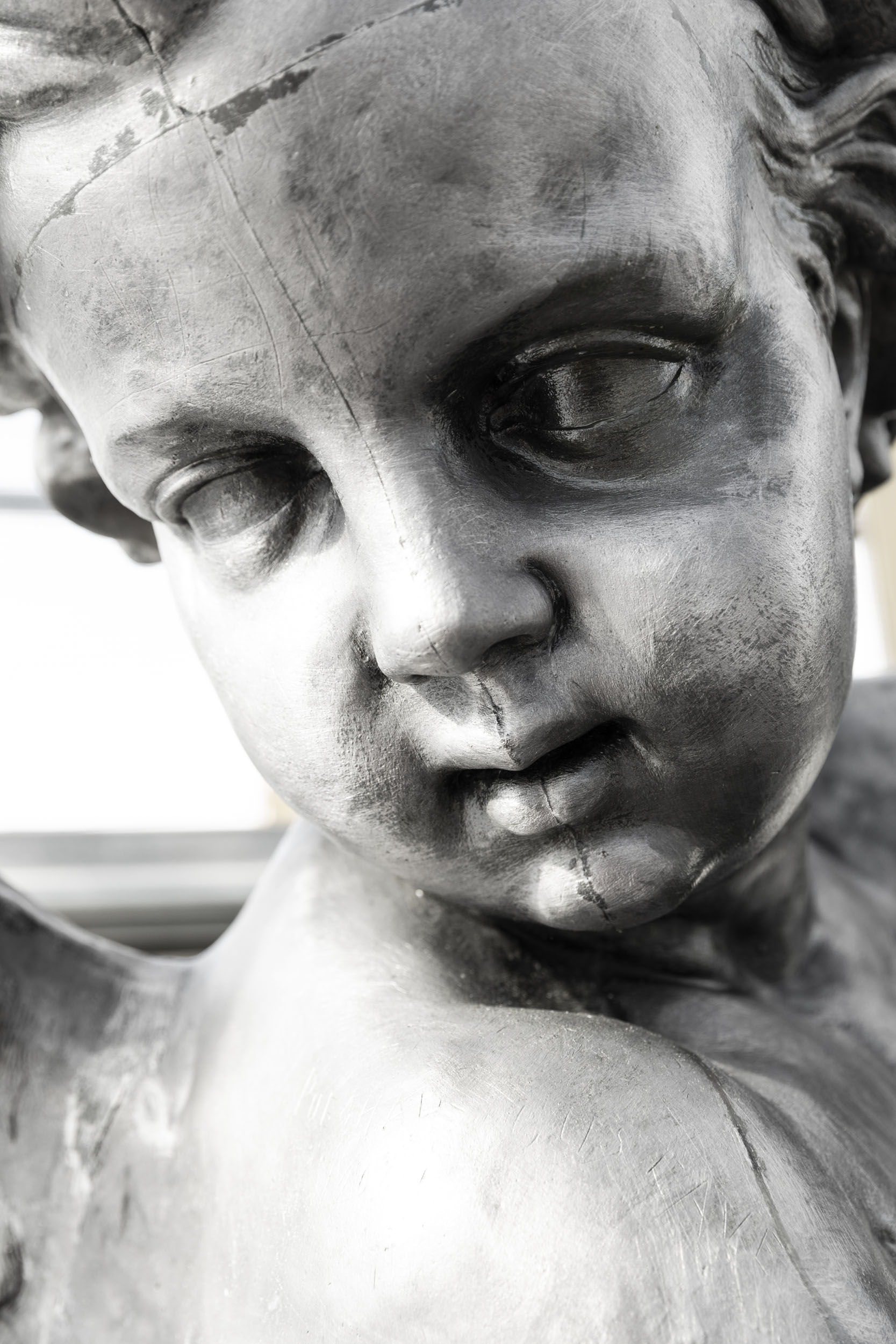 Portrait en gros plan d'une sculpture d'un angelot de plomb fraîchement décapé sur le toit du théâtre du Châtelet à Paris