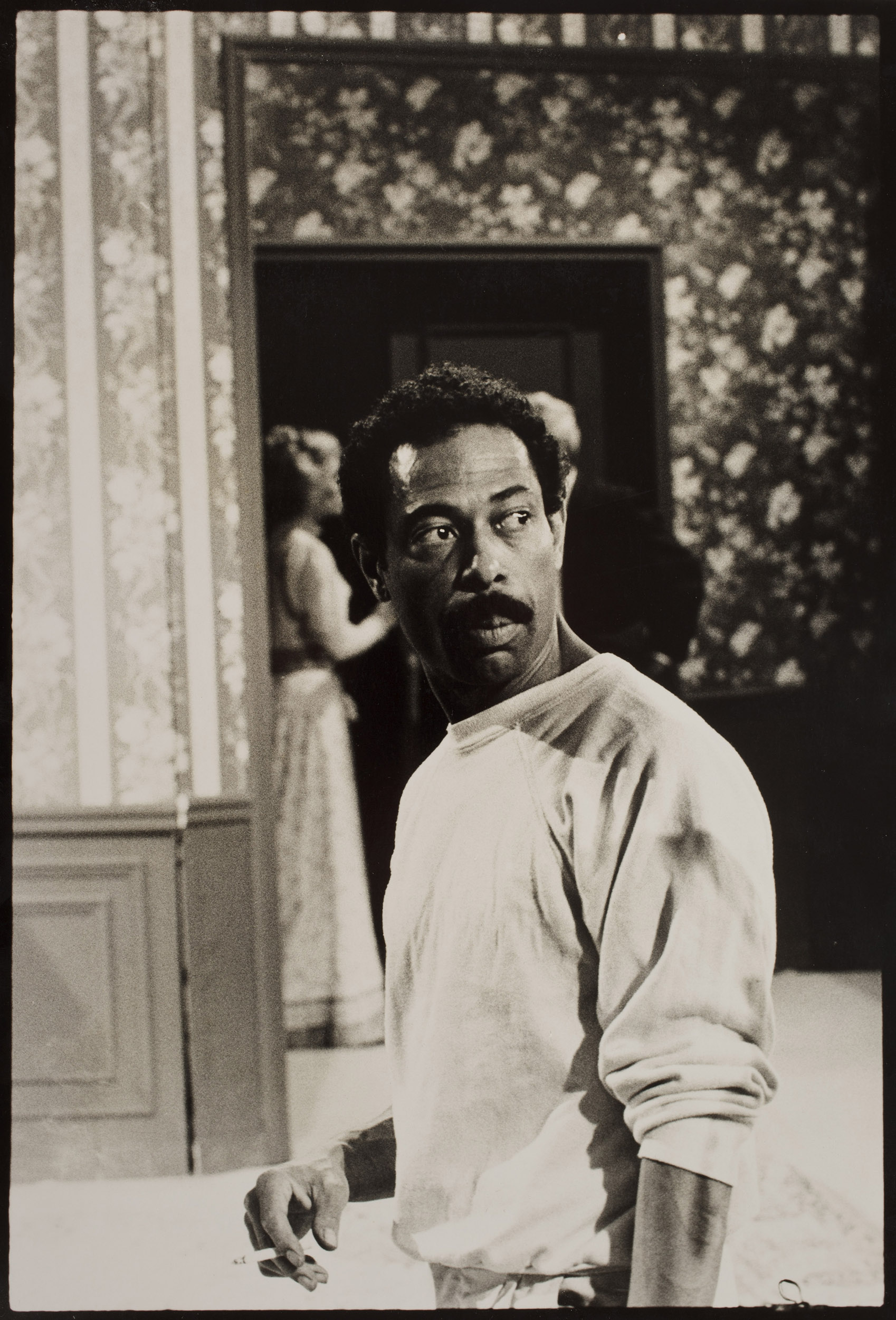 Portrait noir et blanc du décorateur Donald Cardwell sur la scène du Théâtre Marigny à Paris lors d'un enregistrement de l'émission "Au théâtre ce soir" 1984