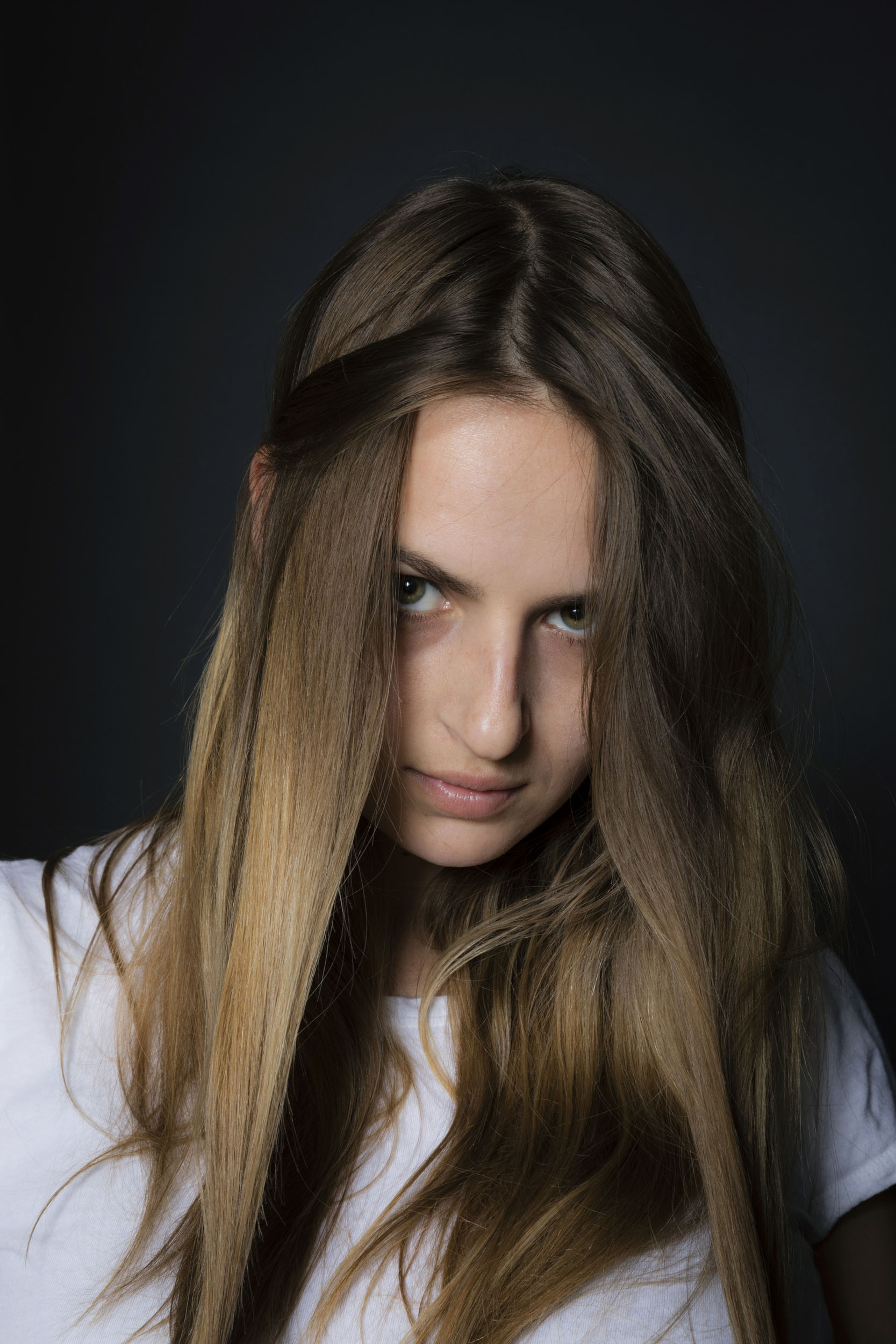 Portrait de la comédienne Mélissa Rojo réalisé en studio à Paris. Portrait en cadrage plan buste, fond gris foncé