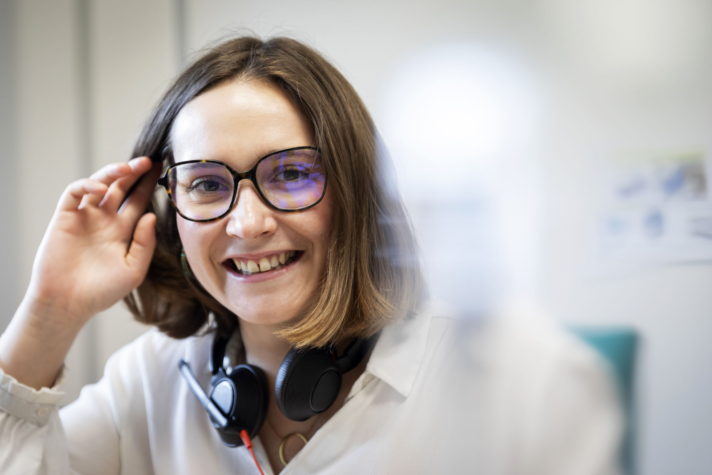 Portrait d'une jeune femme à son poste de travail. Photo corporate de reportage réalisée pour la société Cerfrance.