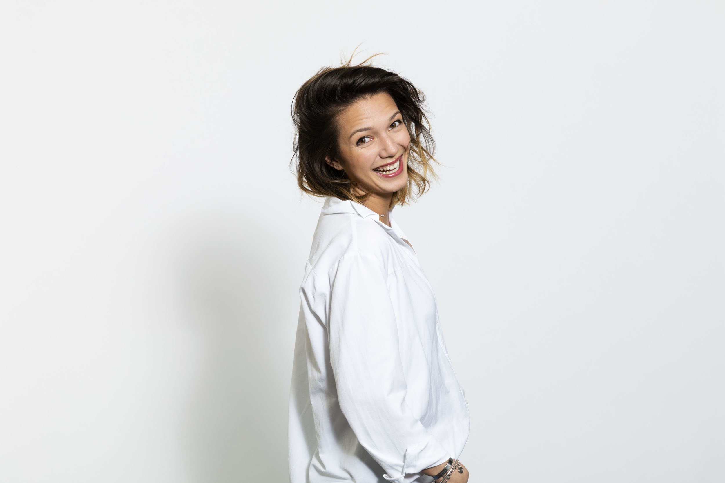 portrait corporate femme studio fond blanc