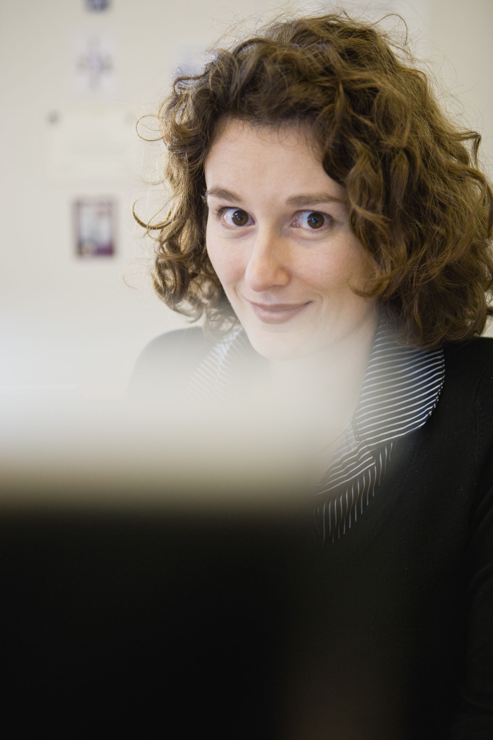 Portrait corporate d'une femme à son poste de travail réalisé pour le service communication du Groupe AXA.