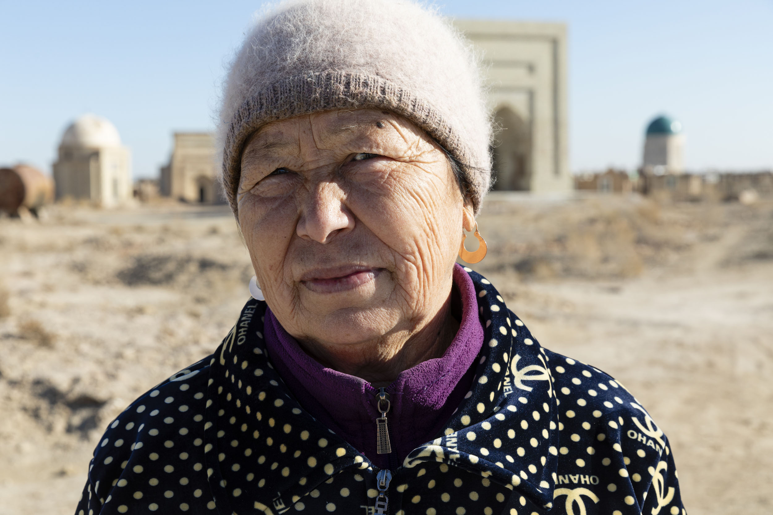 Portrait en extérieur d'une femme Ouzbek ridée portant un bonnet sur la tête, elle regarde dans l'objectif