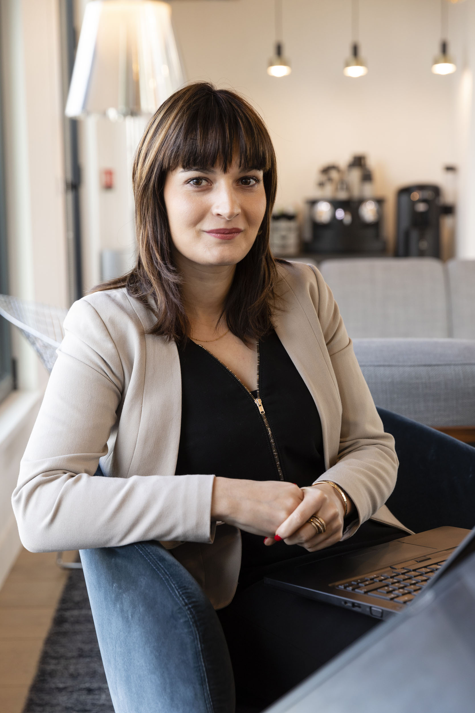 Portrait d'une femme lors d'une réunion de travail. Photographie corporate de reportage réalisée pour la société Sia Partners.
