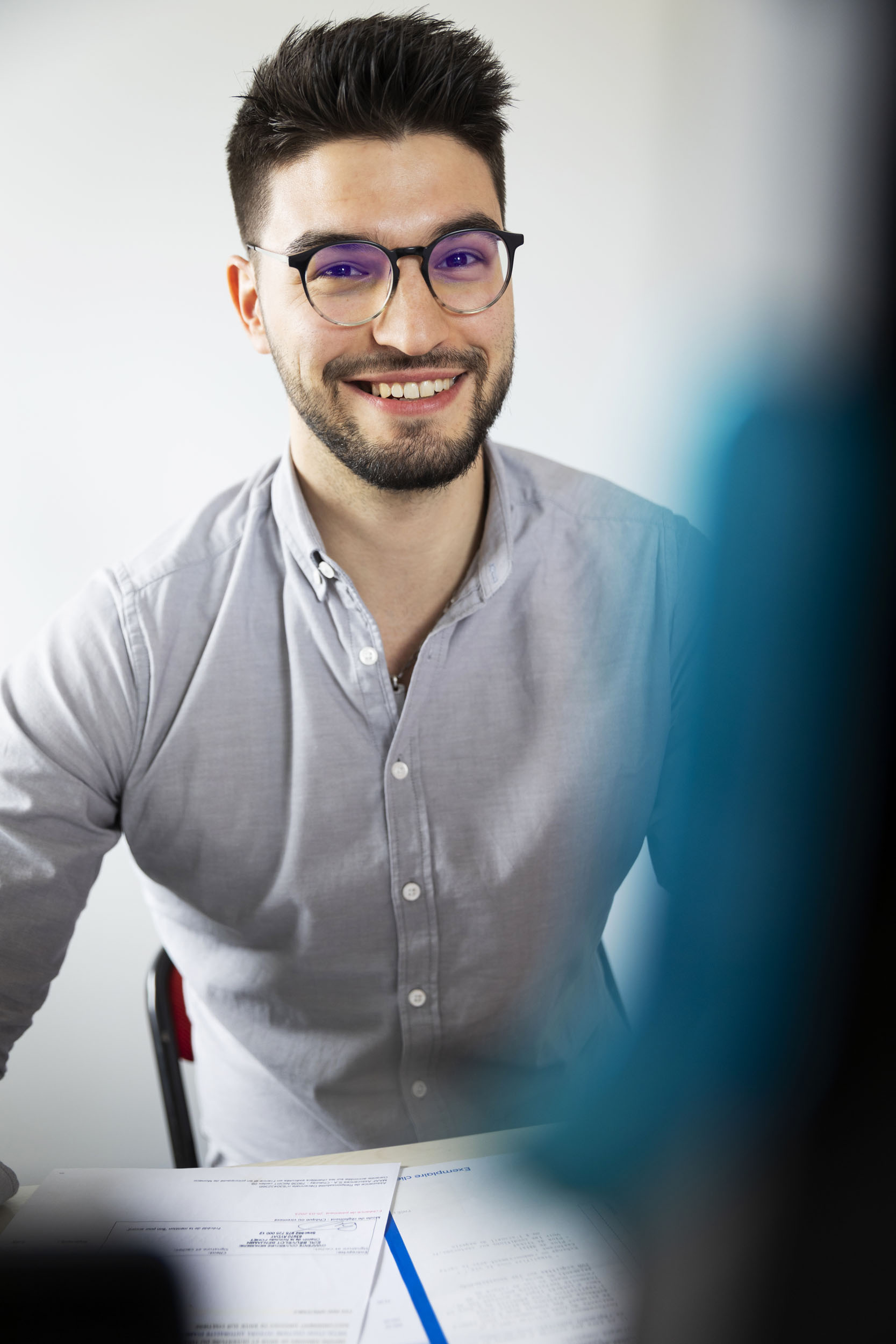 Portrait d'un jeune homme à son bureau.  Photo corporate réalisée en reportage pour la société CERFRANCE.