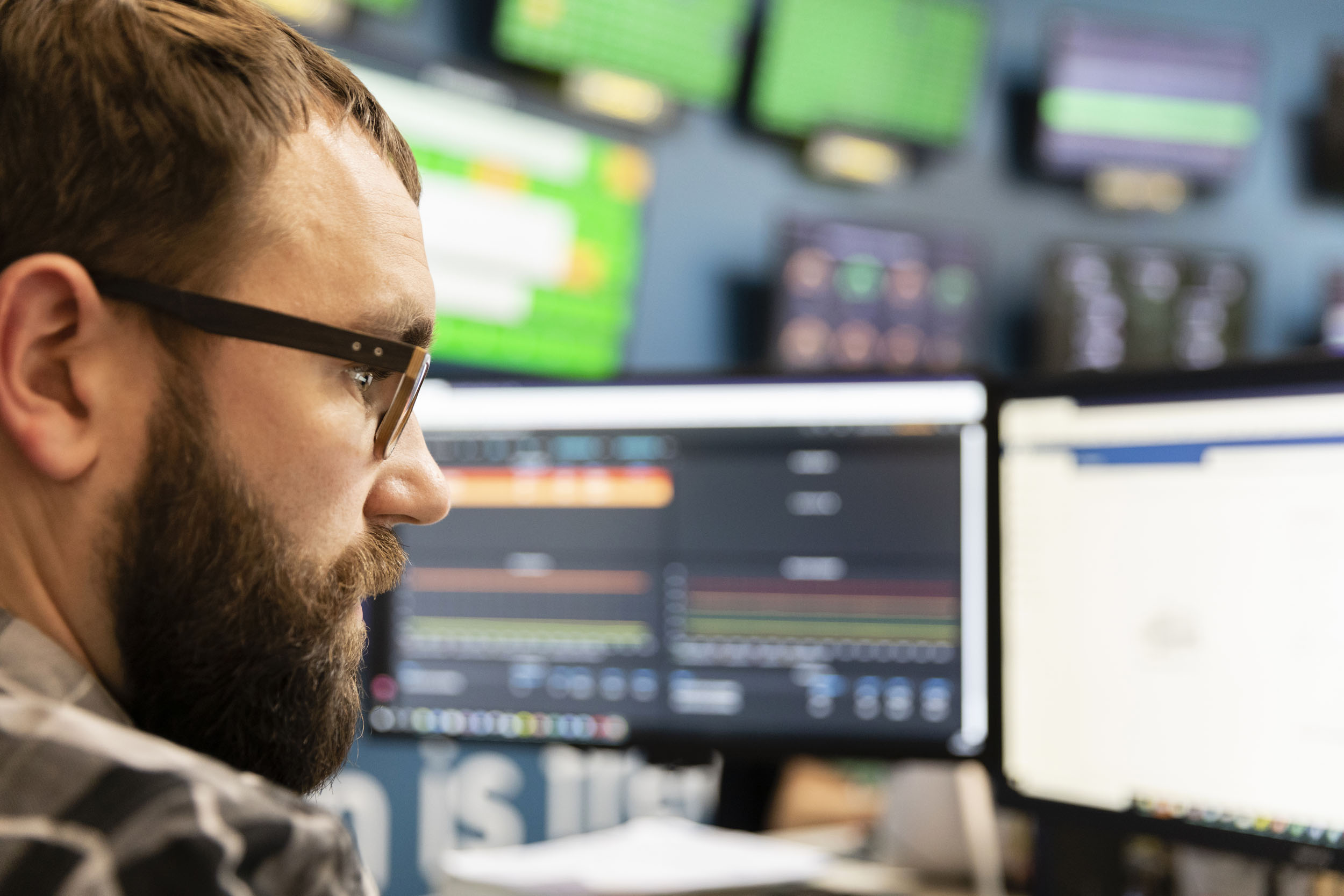 Portrait d''un homme concentré au travail. Photo corporate de reportage réalisée pour la société OVHcloud dans ses locaux.