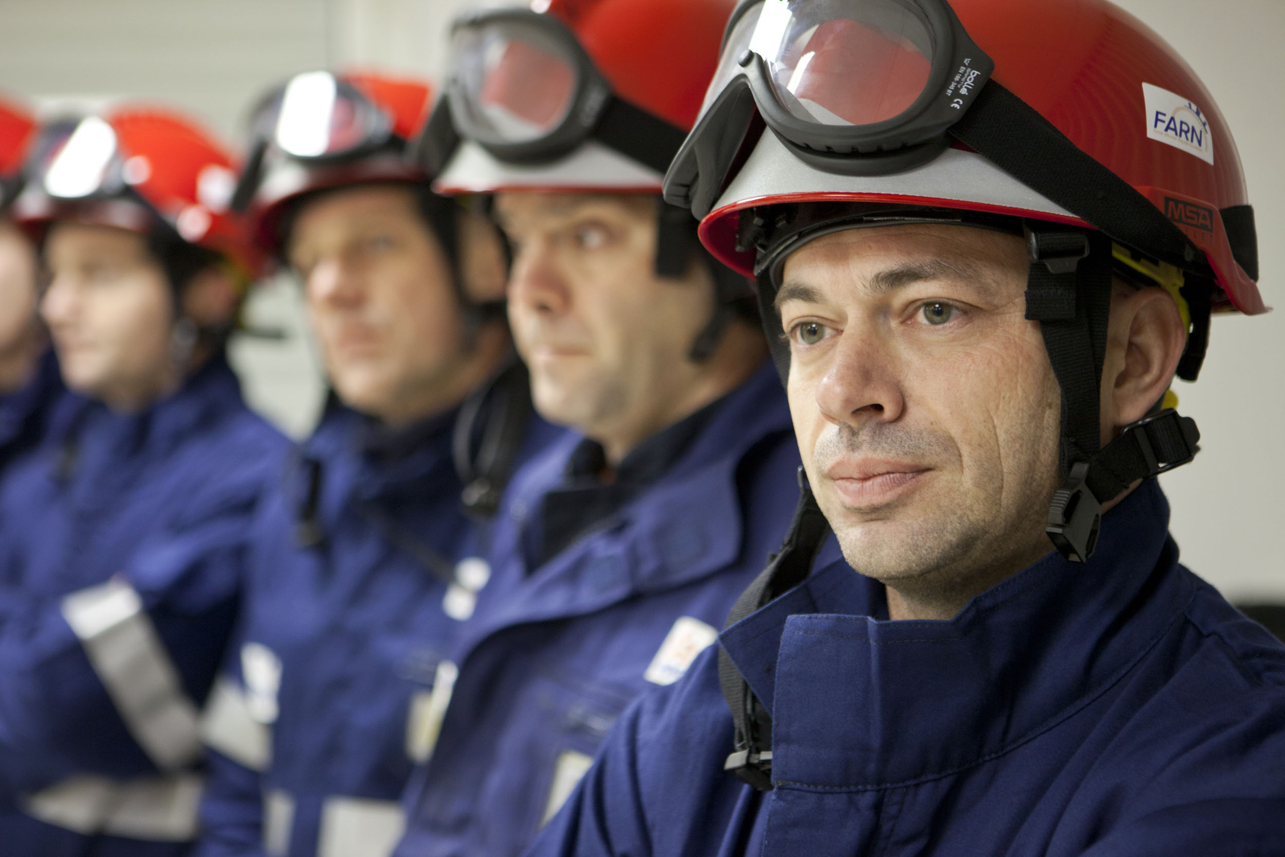Portrait d'une équipe alignée de 5 hommes de la FARN - Force d'Action Rapide du Nucléaire - pendant un exercice de crise organisé par EDF