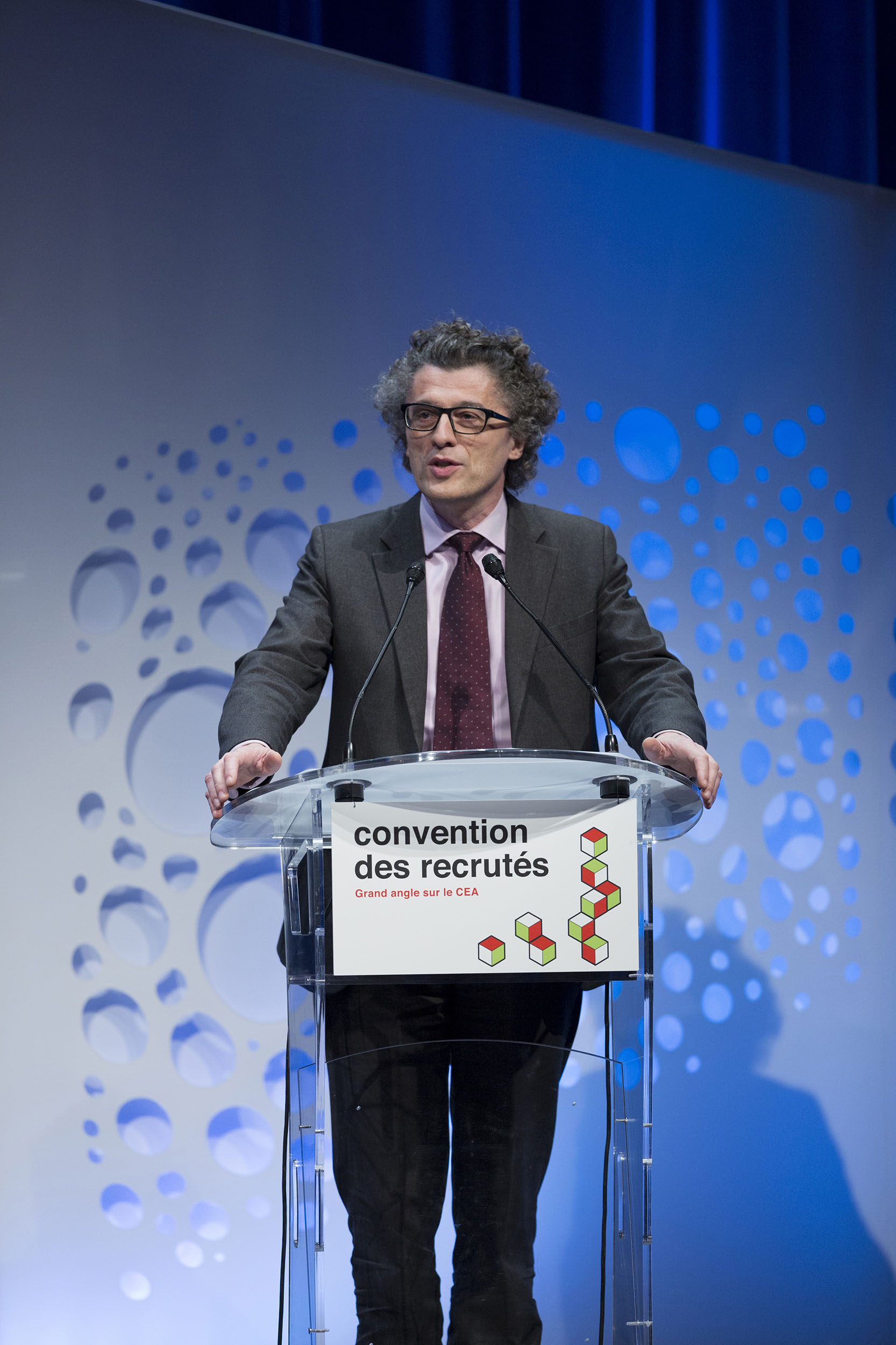 Portrait de M. Vincent Berger, physicien intervenant au pupitre lors d'une convention du CEA - Commissariat à l'énergie atomique et aux énergies alternatives - à Paris