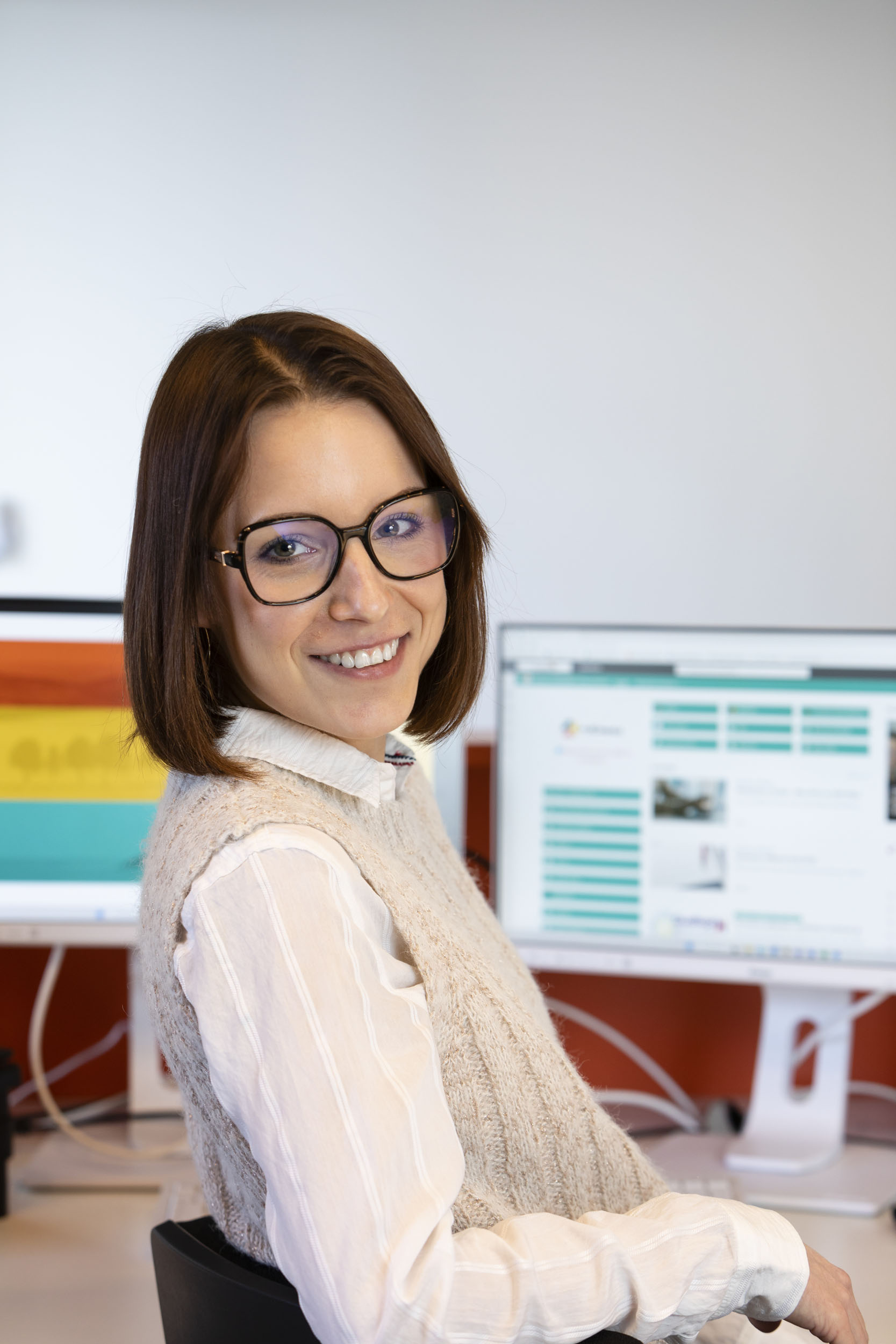Portrait d'une jeune femme à son poste de travail. Photo corporate réalisée pour la société Cerfrance afin d'illustrer sa campagne marque Employeur.