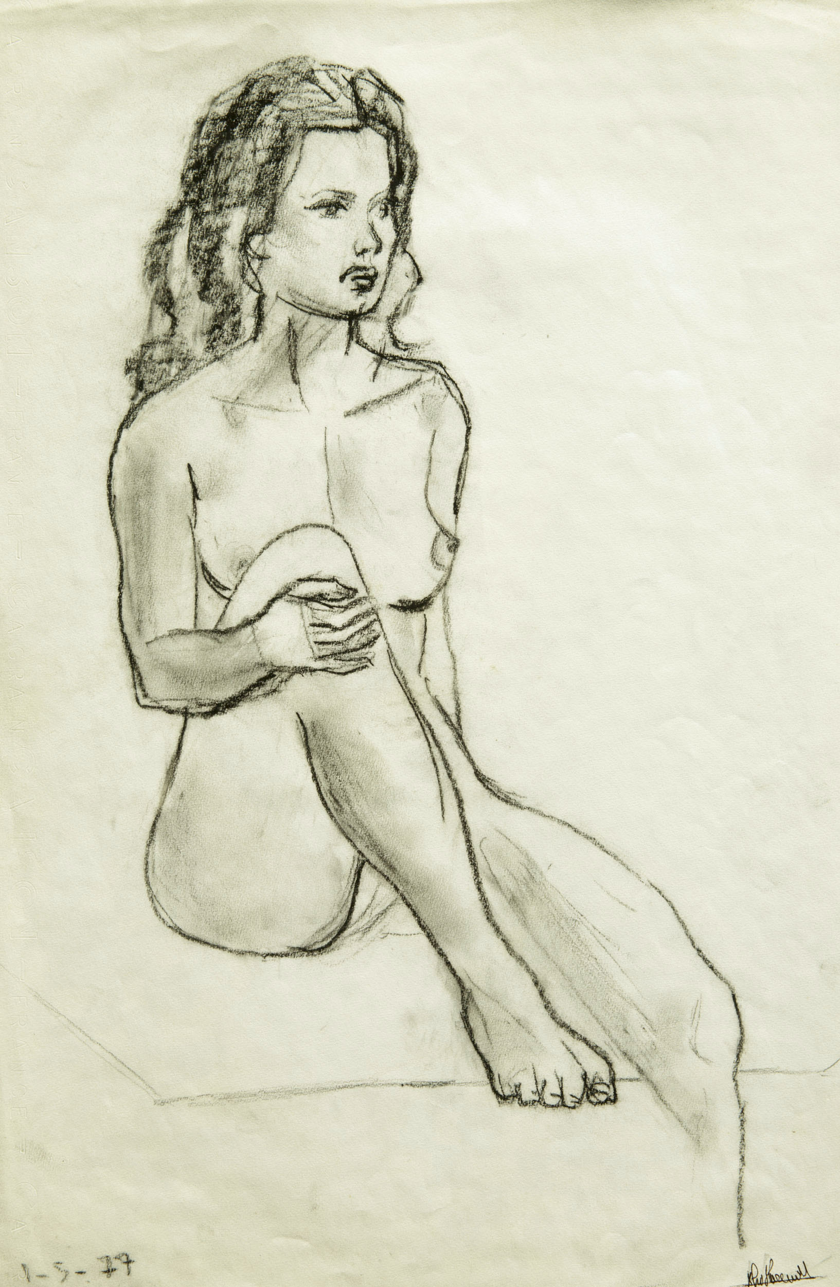 Dessin au fusain d'un nu artistique d'une femme assise