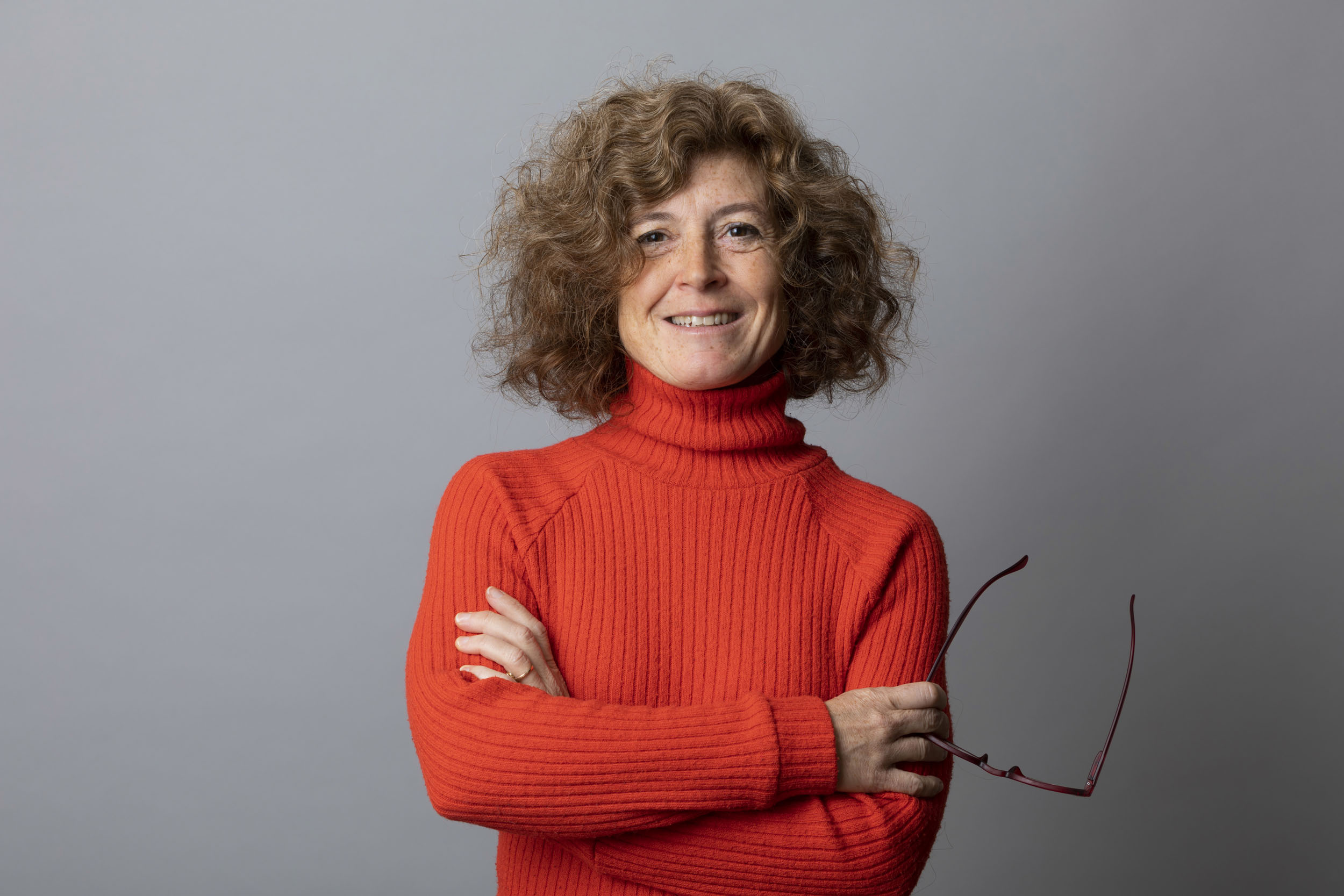 Portrait en studio d'une femme en plan buste. Photo de portrait réalisée en studio mobile installé dans les locaux de l'entreprise.