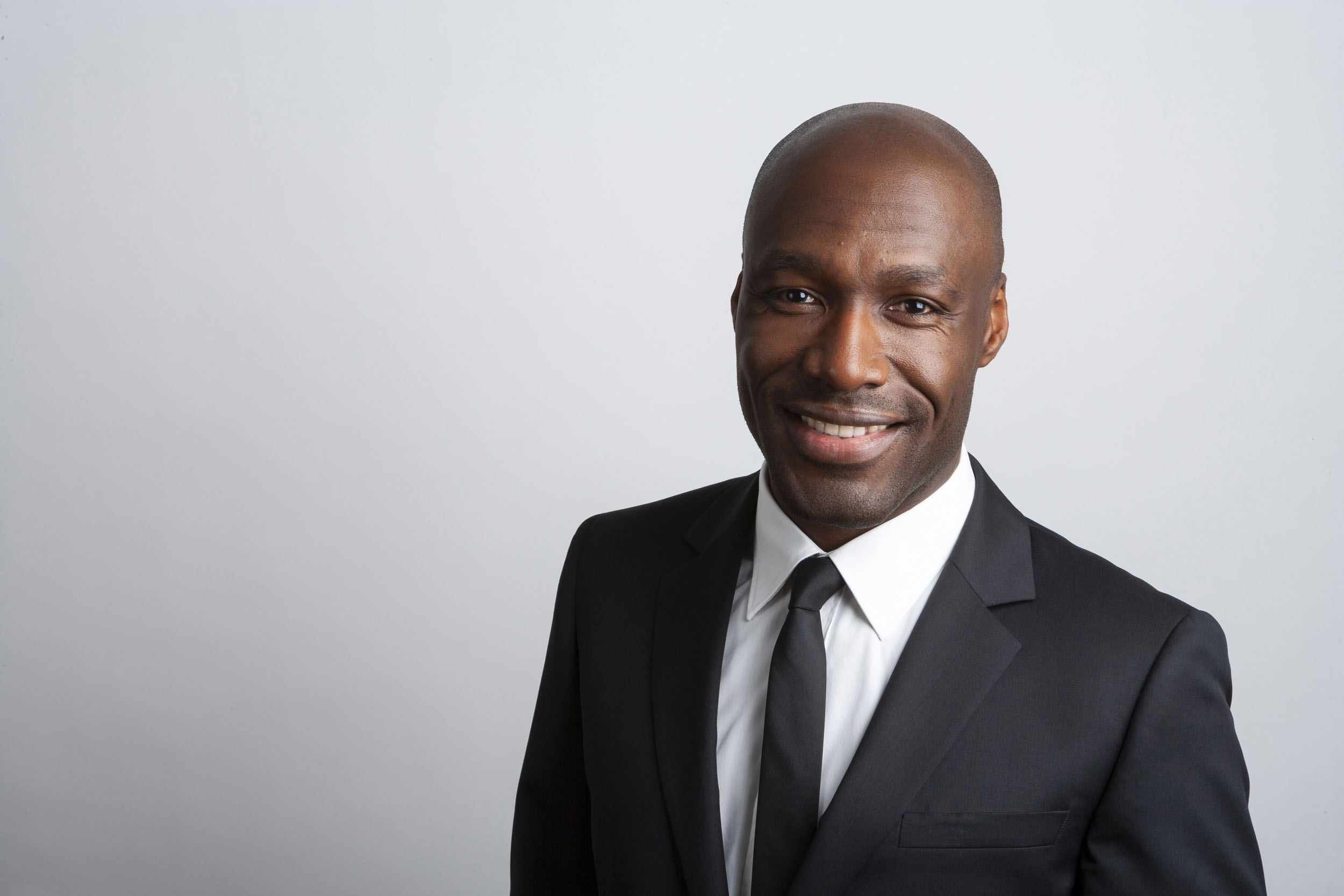 Portrait corporate de M. Anicet Mbida en plan poitrine réalisé en studio mobile sur fond blanc. Photo de portrait commandée par la société Valtech.