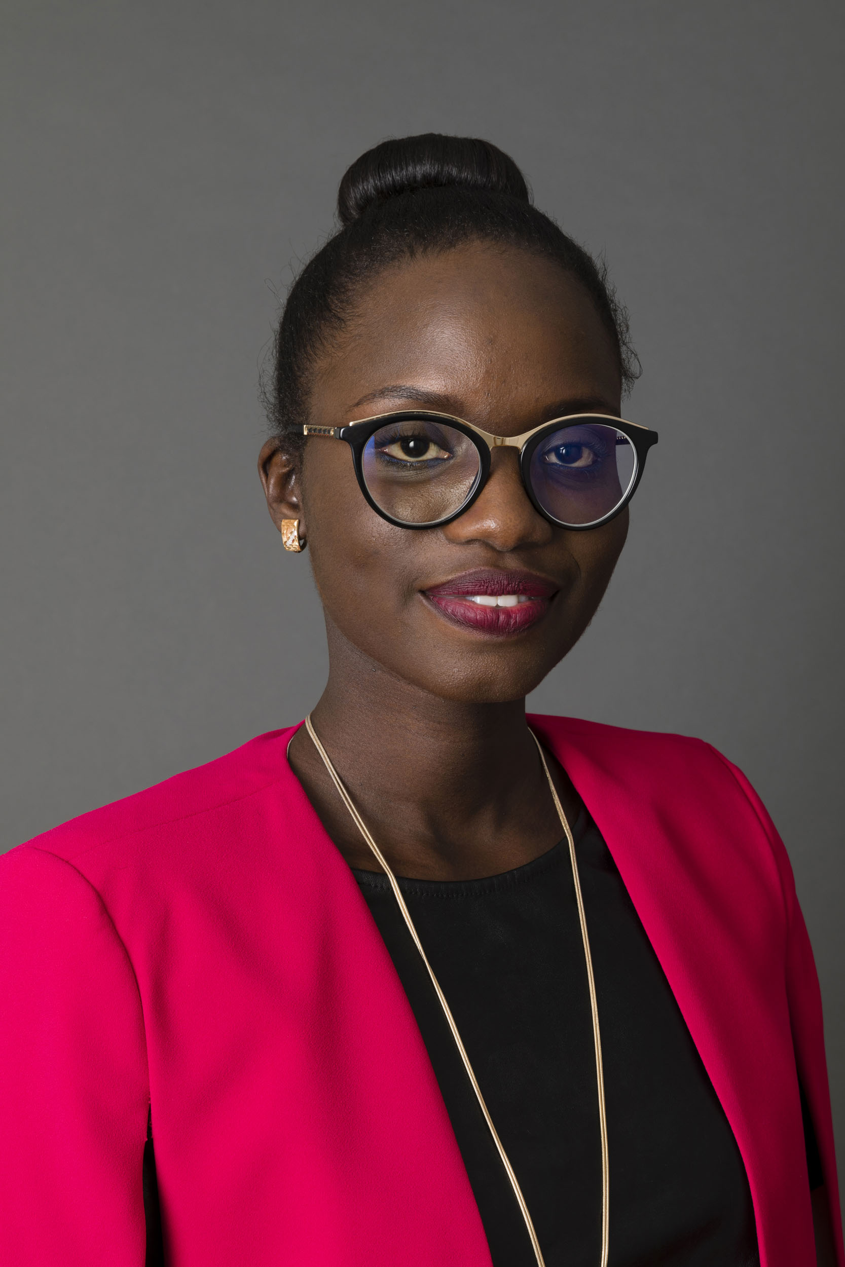 Portrait corporate en studio mobile réalisé pour la société Binck.fr. cadrage en plan buste sur fond gris.