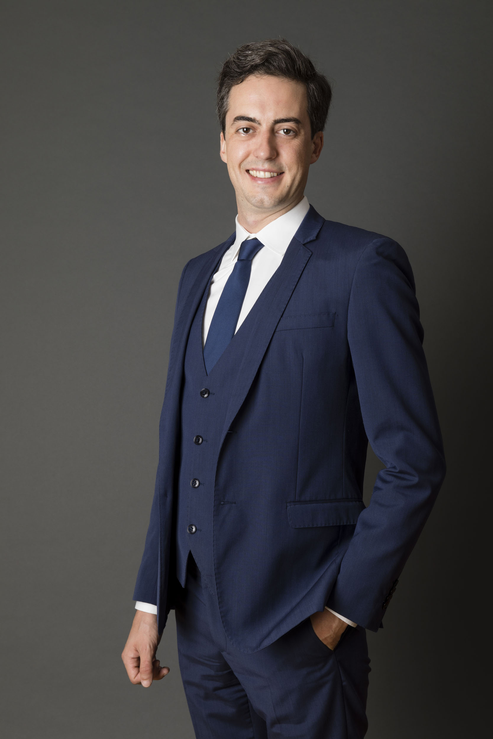 Portrait corporate réalisé en studio mobile sur fond gris. Photo de portrait en plan américain commandée par la société Binck.fr.