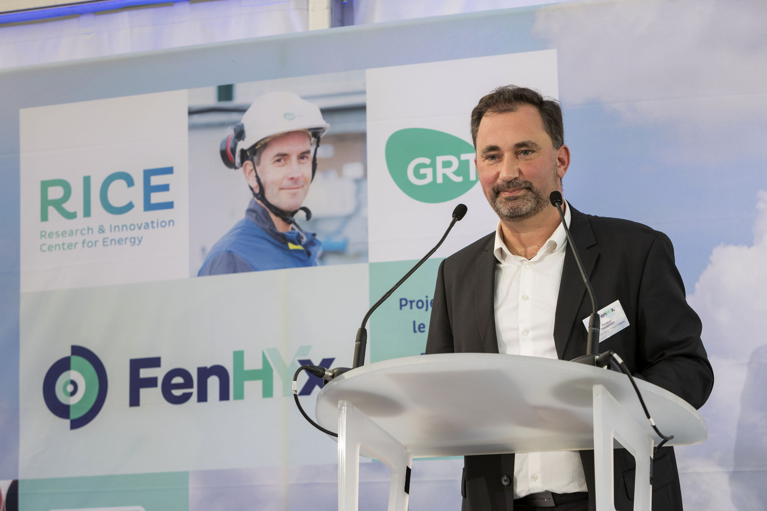 Photo de portrait d'un intervenant au pupitre lors de l'inauguration de nouvelles installations industrielles de l'entreprise NaTran, ex GRTgaz