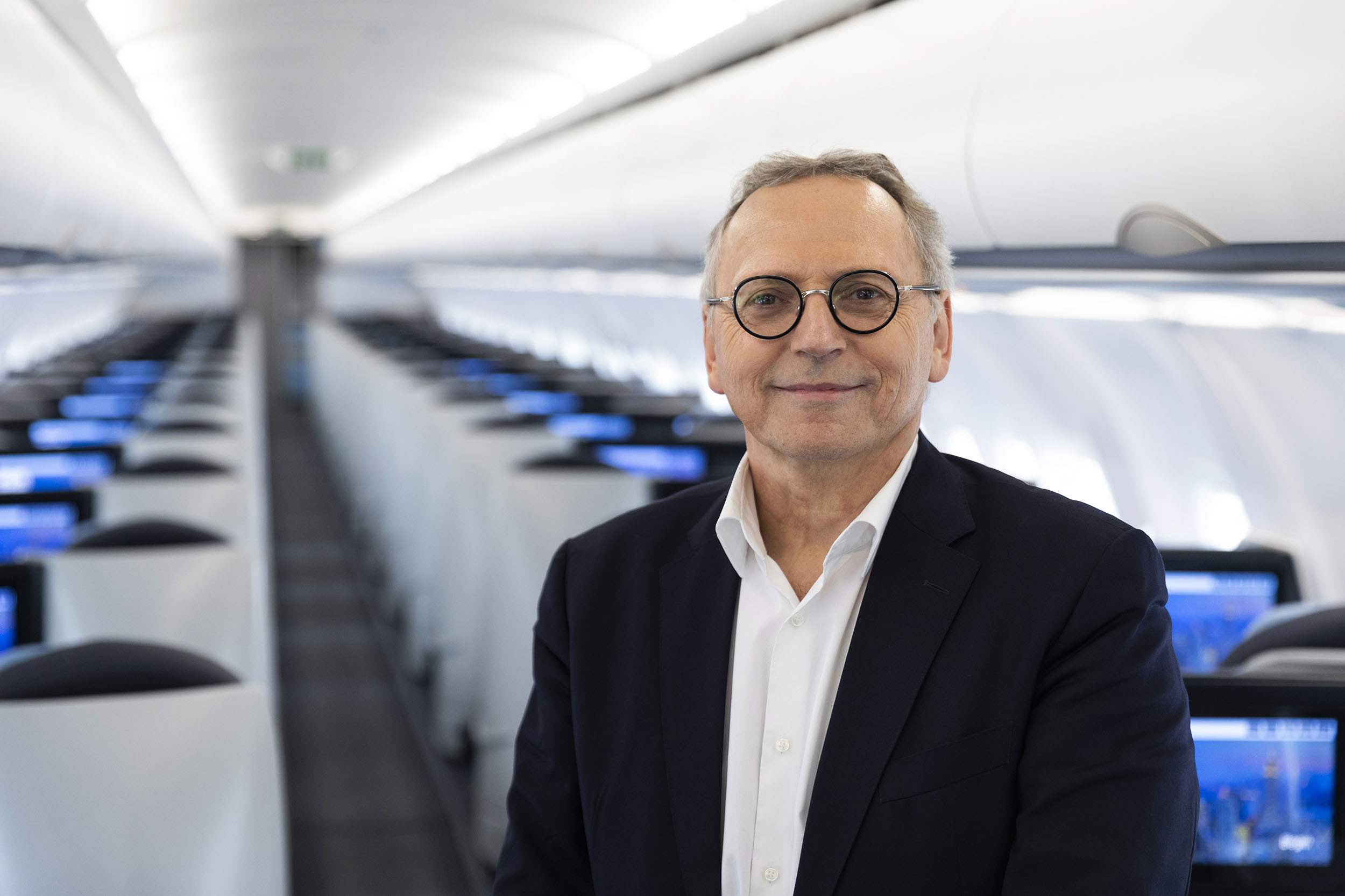 Portrait corporate de M. Christian Vernet, Président de la Compagnie, à bord d'un avion Airbus A321 néo.