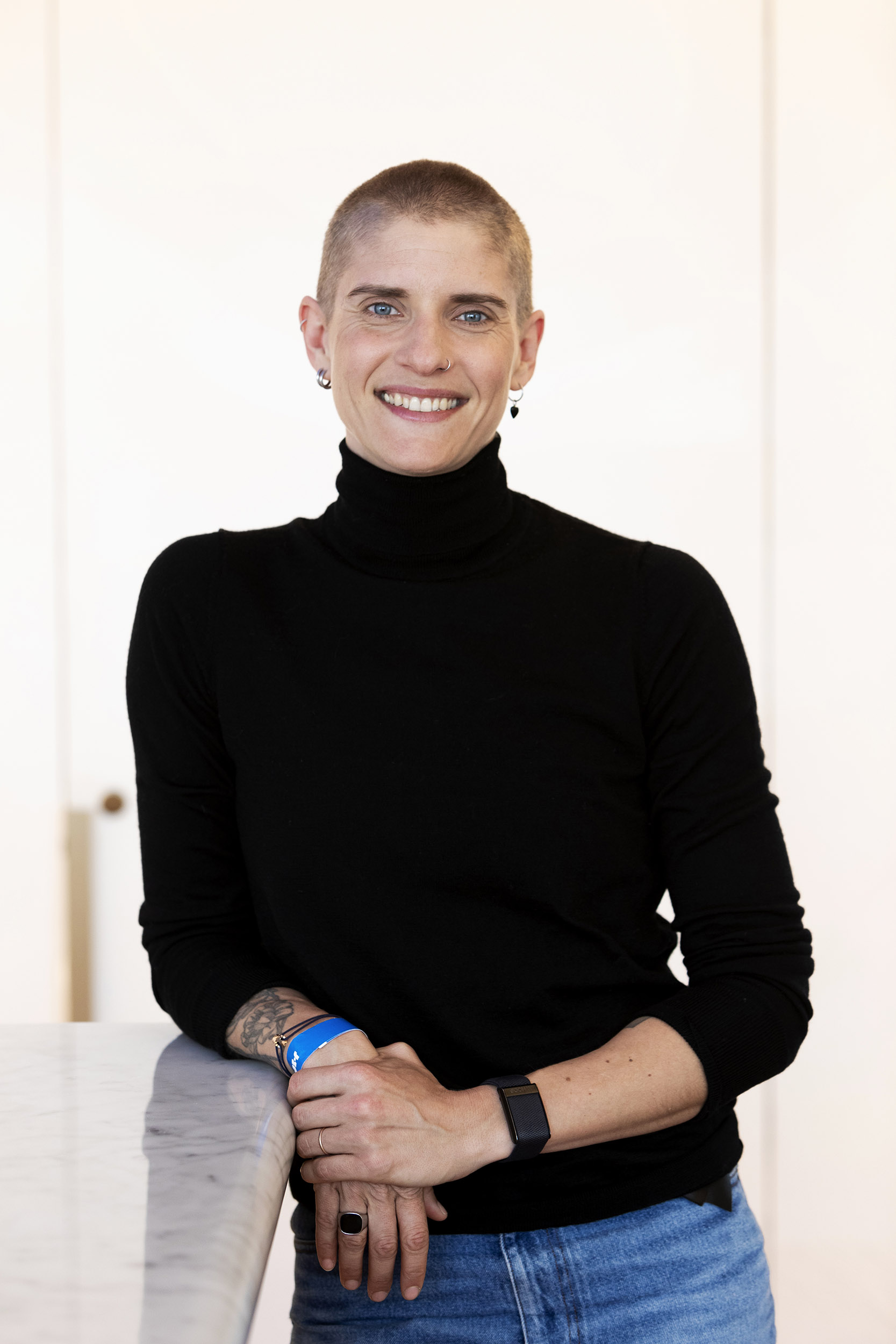 Portrait de Marie Patouillet coureuse cycliste médaillé d'or aux JOP de Paris 2024, elle porte un pull à col roulé noir et regarde dans l'objectifmédaillé d'or aux Jeux Paralympiques de Paris 2024, elle porte un pull à col roulé noir et regarde dans l'objectif