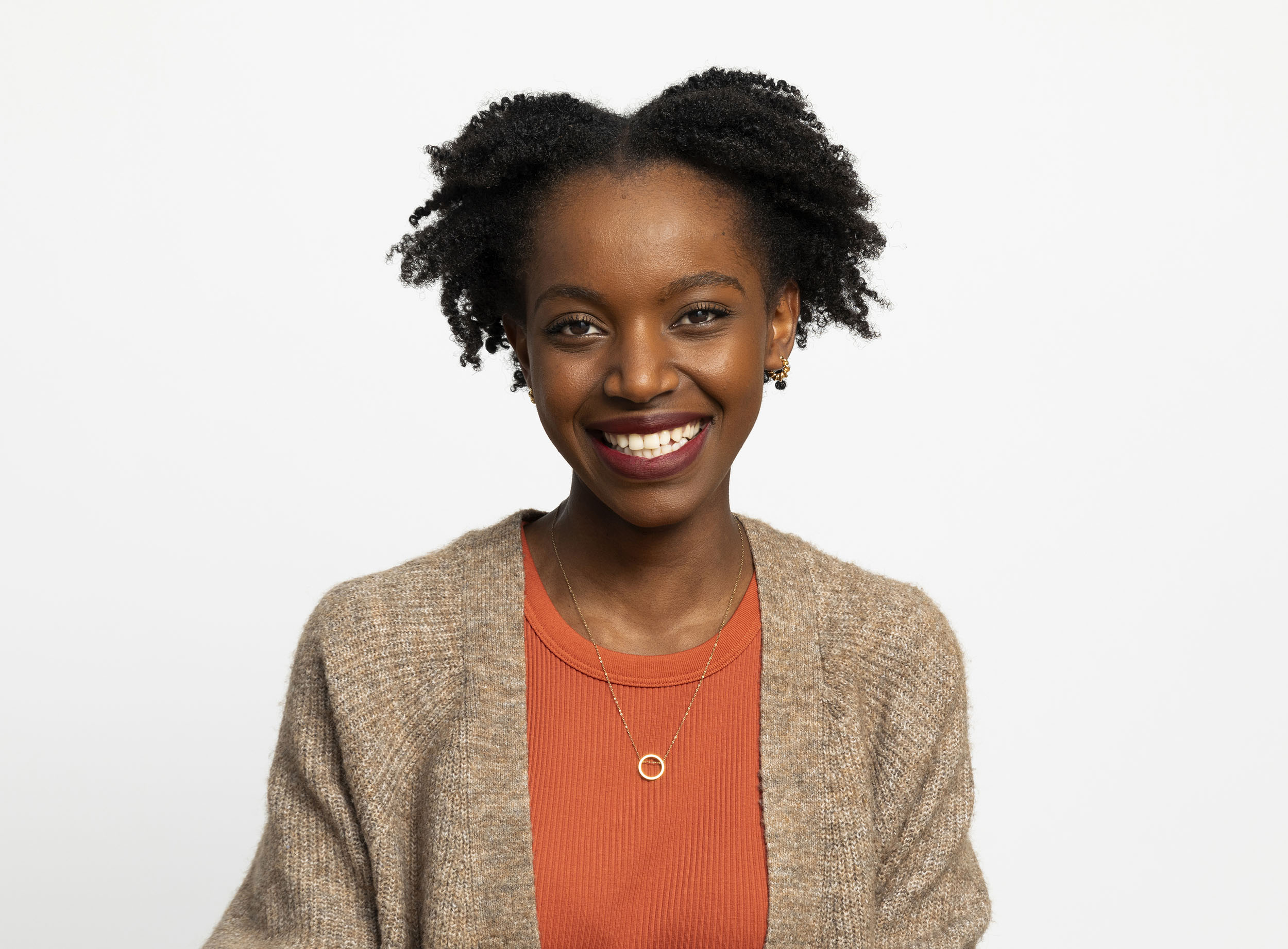 Portrait corporate d'une femme souriante réalisé en studio mobile sur fond blanc pour la société GRTgaz.