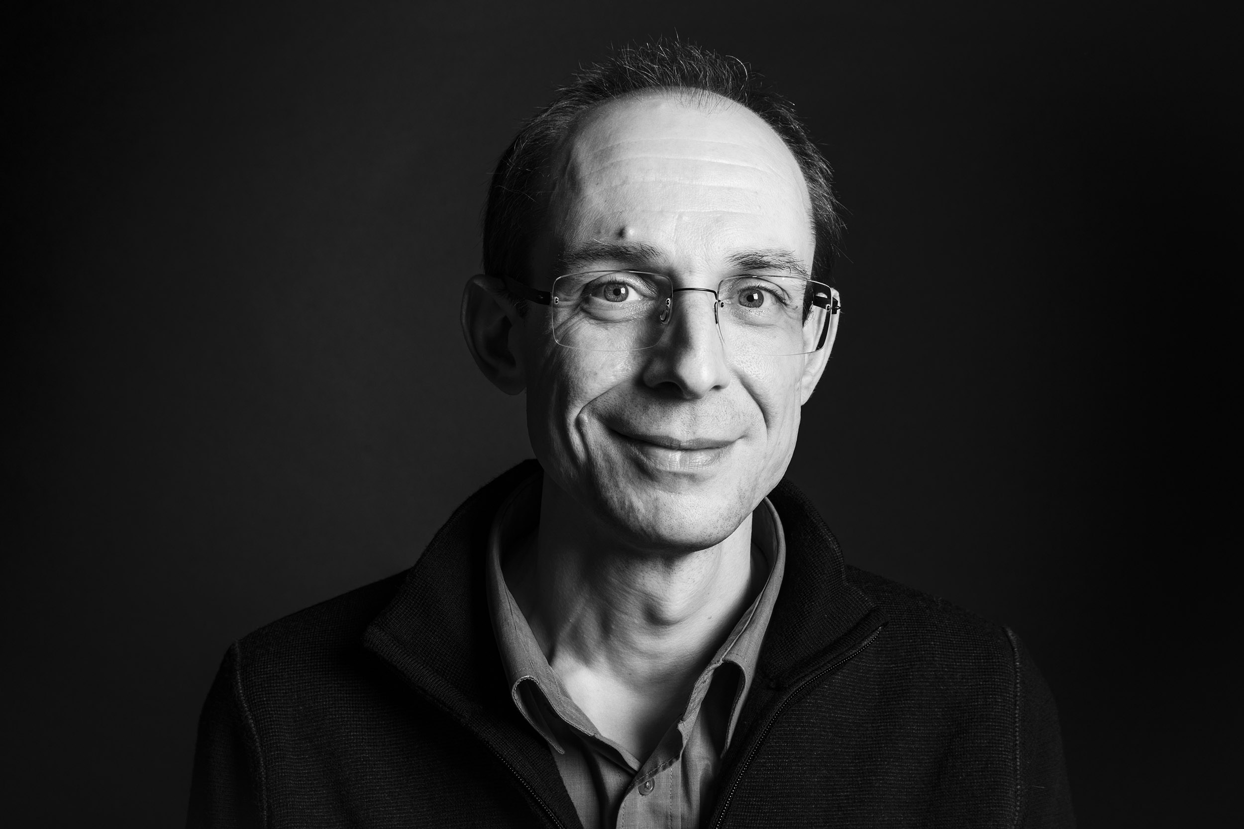 Photo de portrait artistique en noir et blanc en studio sur fond noir.